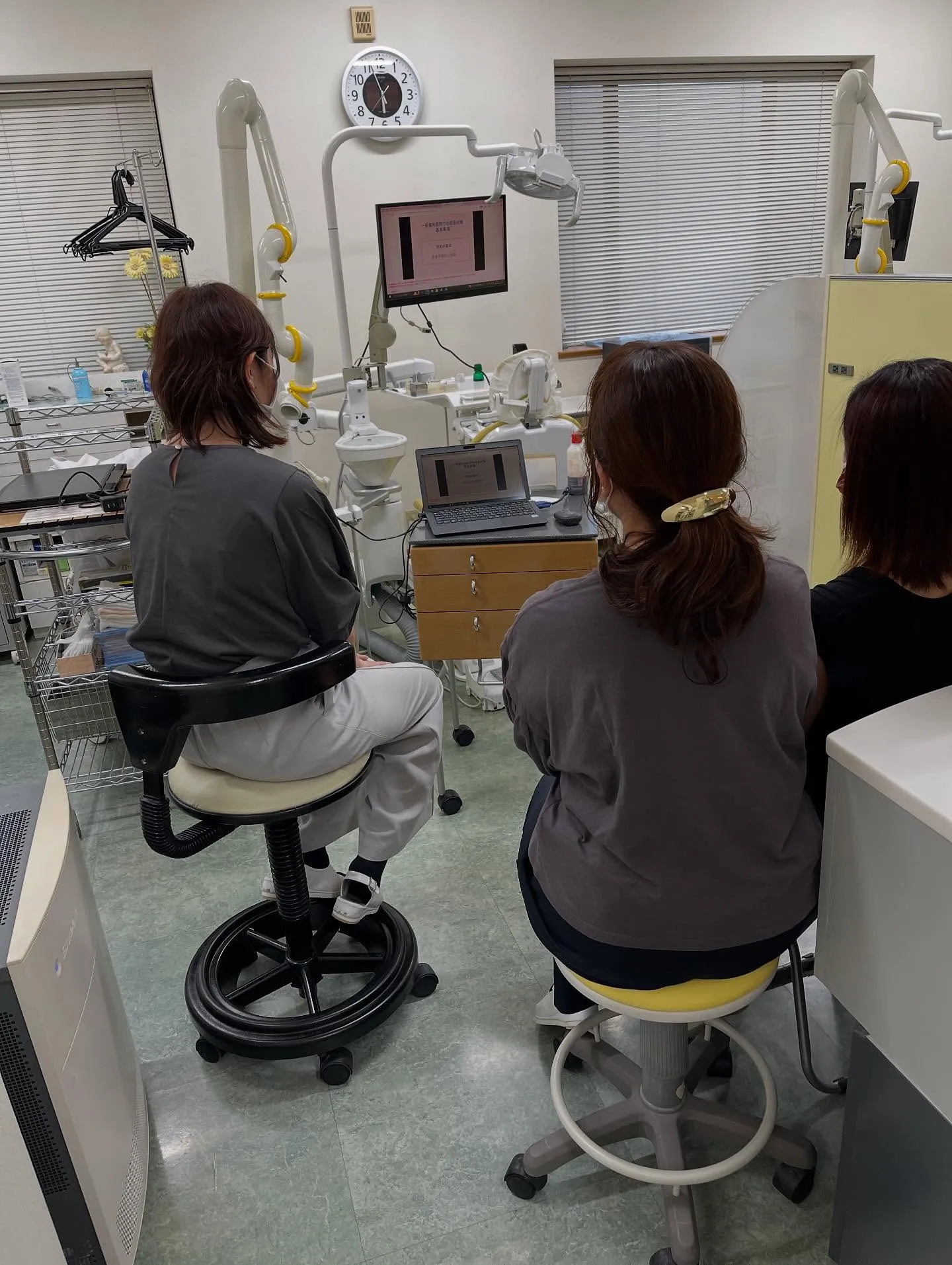 先日、当歯科医院ではスタッフ全員が参加し、感染症対策の院内講...