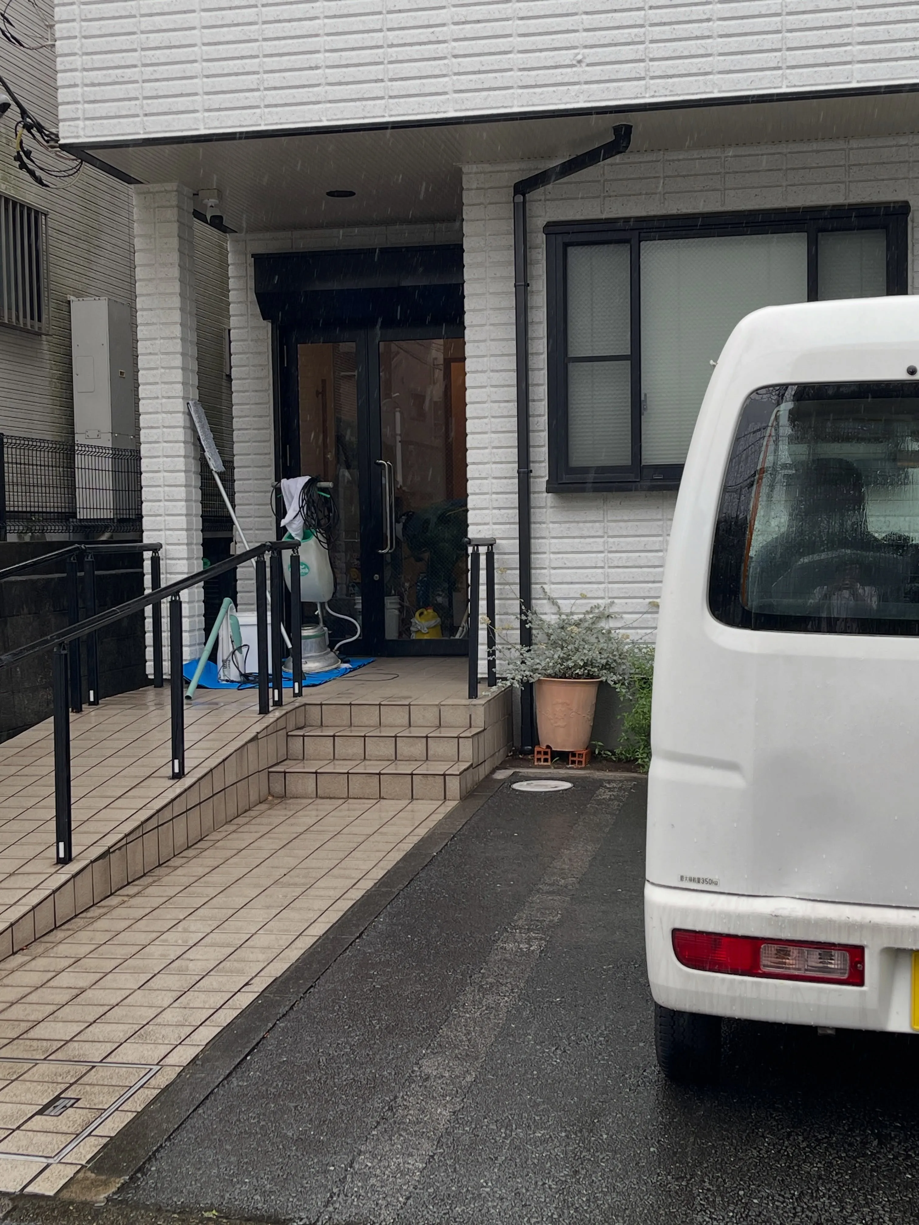 日々安心してご来院いただけるよう、先日はプロの手により待合室...